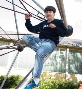 Ein Schüler klettert im Klettergerüst